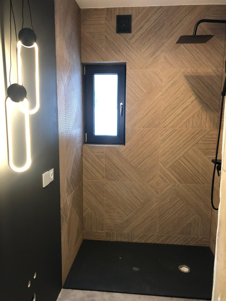 Prysznic walk-in — drewno i czerń