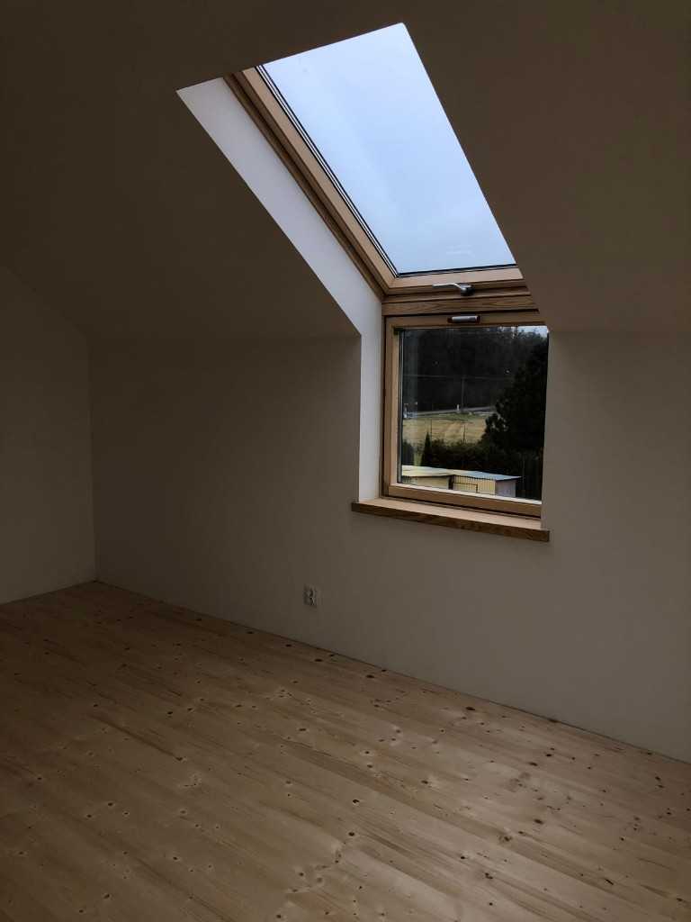 Balustrada z pionowych desek w jasnym wnętrzu