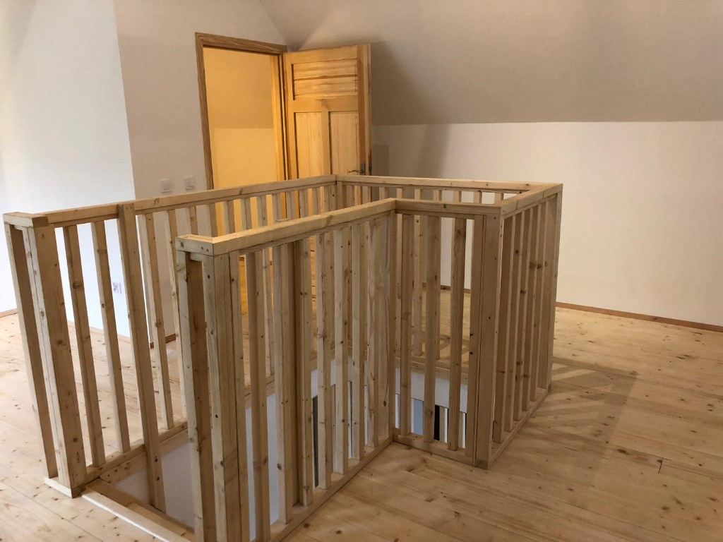 Poddasze w stanie surowym — komin, folia i więźba dachowa